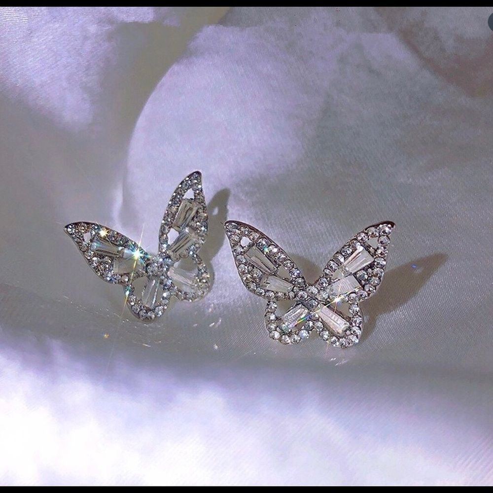 ✨ Betsey Johnson Sparkling Silver & rhinestone crystal butterfly earrings ✨